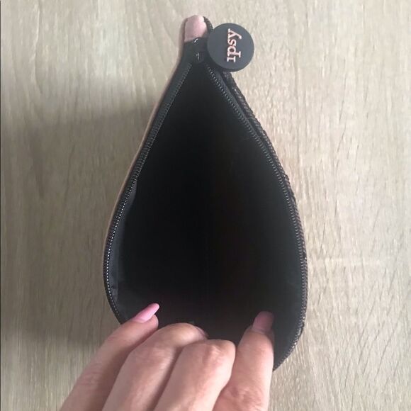 NEW … “IPSY” Cosmetic / Makeup Bag - Picture 3 of 3